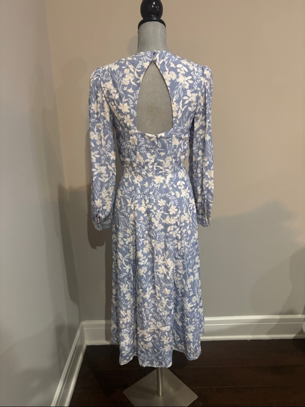Antonio Melani Floral Long Sleeve Midi Dress in Light Blue and White size 4 - Picture 4 of 9